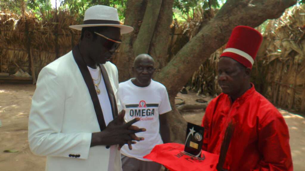 Casamance : En visite chez le roi du Bubujum Ayi, l’artiste Paco Diatta invite les sénégalais à cultiver et à prôner la paix